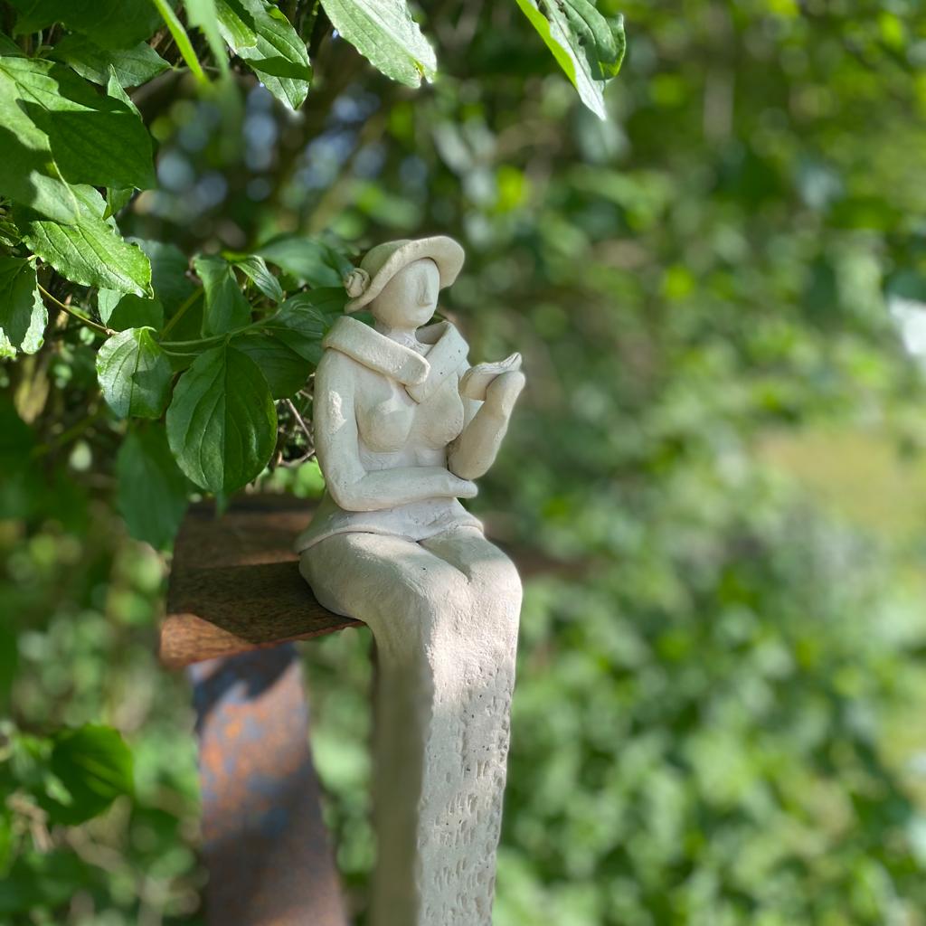 Keramikdame mit Buch, weißer Steinzeugton, sitzt auf einem Ständer aus Cortenstahl