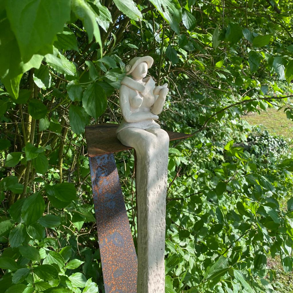 Keramikdame mit Buch, weißer Steinzeugton, sitzt auf einem Ständer aus Cortenstahl