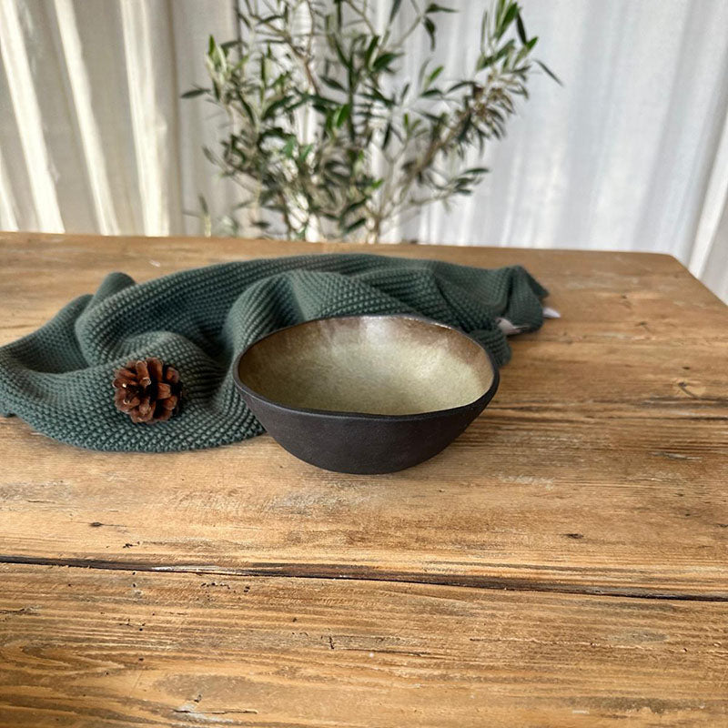 Handgemachte Müslischüssel aus schwarzem Steinzeug mit grün-beiger, matter Glasur, geeignet für Frühstück und Bowls