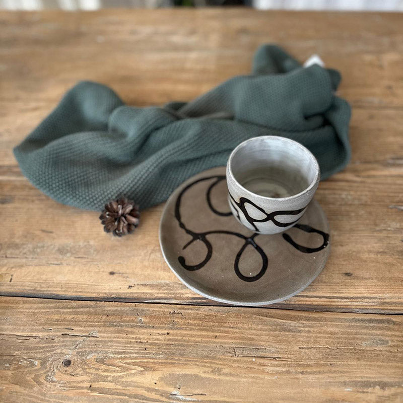 Becher und Teller aus grauem Steinzeug mit kontrastreicher Schlangenlinie, minimalistisches Keramikgeschenk