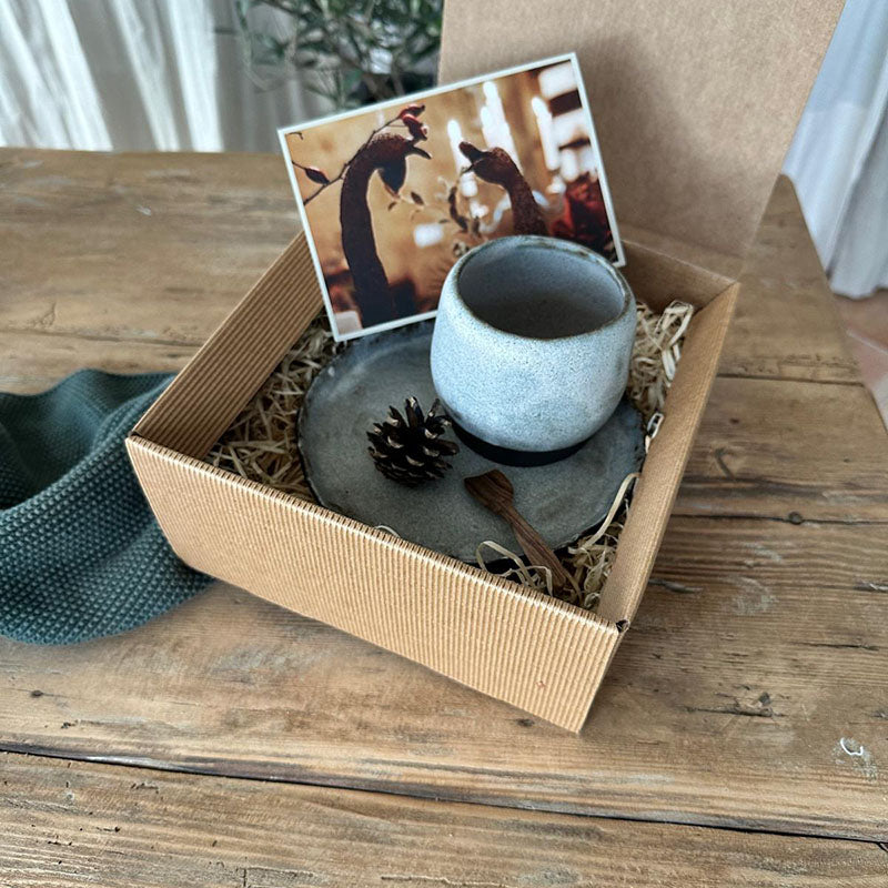 FRANZART Becherset mit matter Weißglasur im Naturkarton mit Holzwolle und Weihnachtskarte