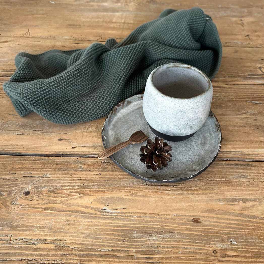 Becherset aus schwarzem Steinzeug mit matter Weißglasur, minimalistische Keramik im skandinavischen Stil