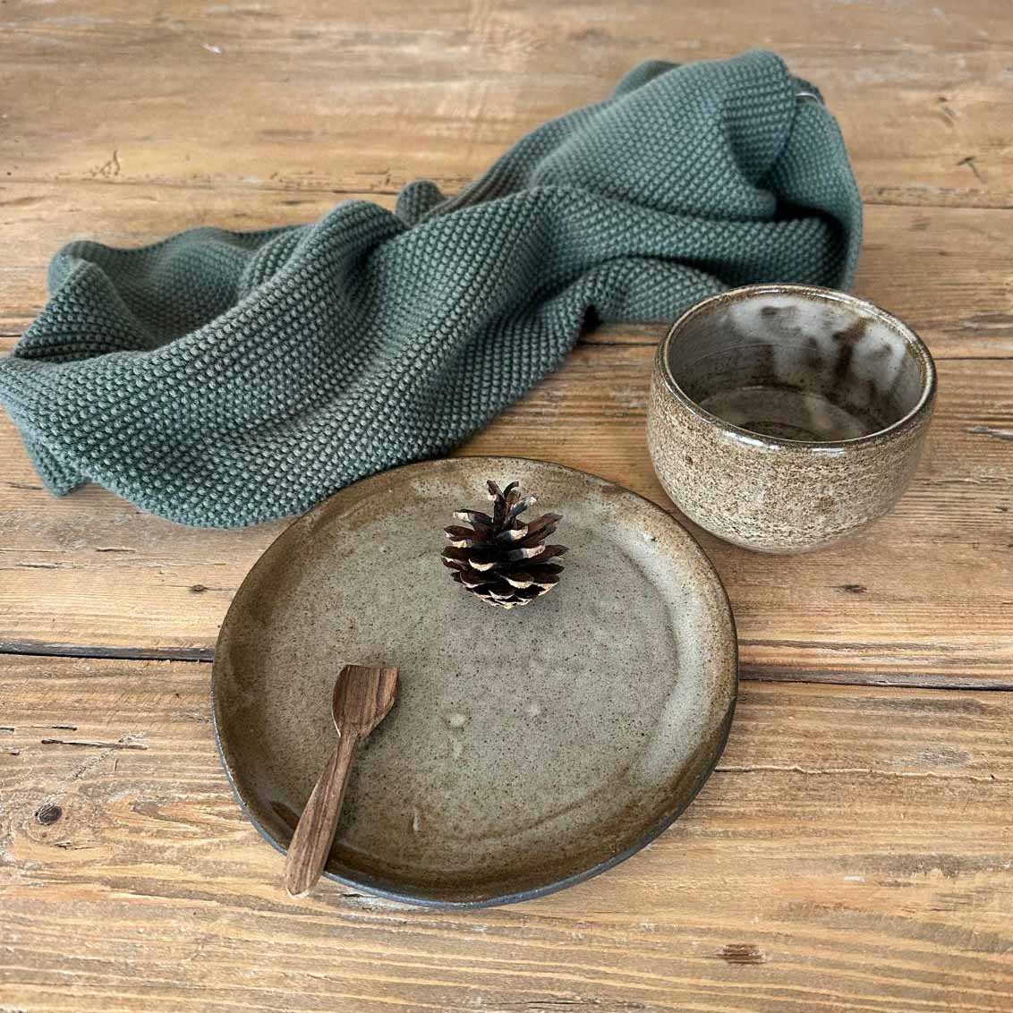 Handgemachtes Becherset aus hochgebranntem Steinzeug, gebrannt bei 1220 °C, robust und alltagstauglich