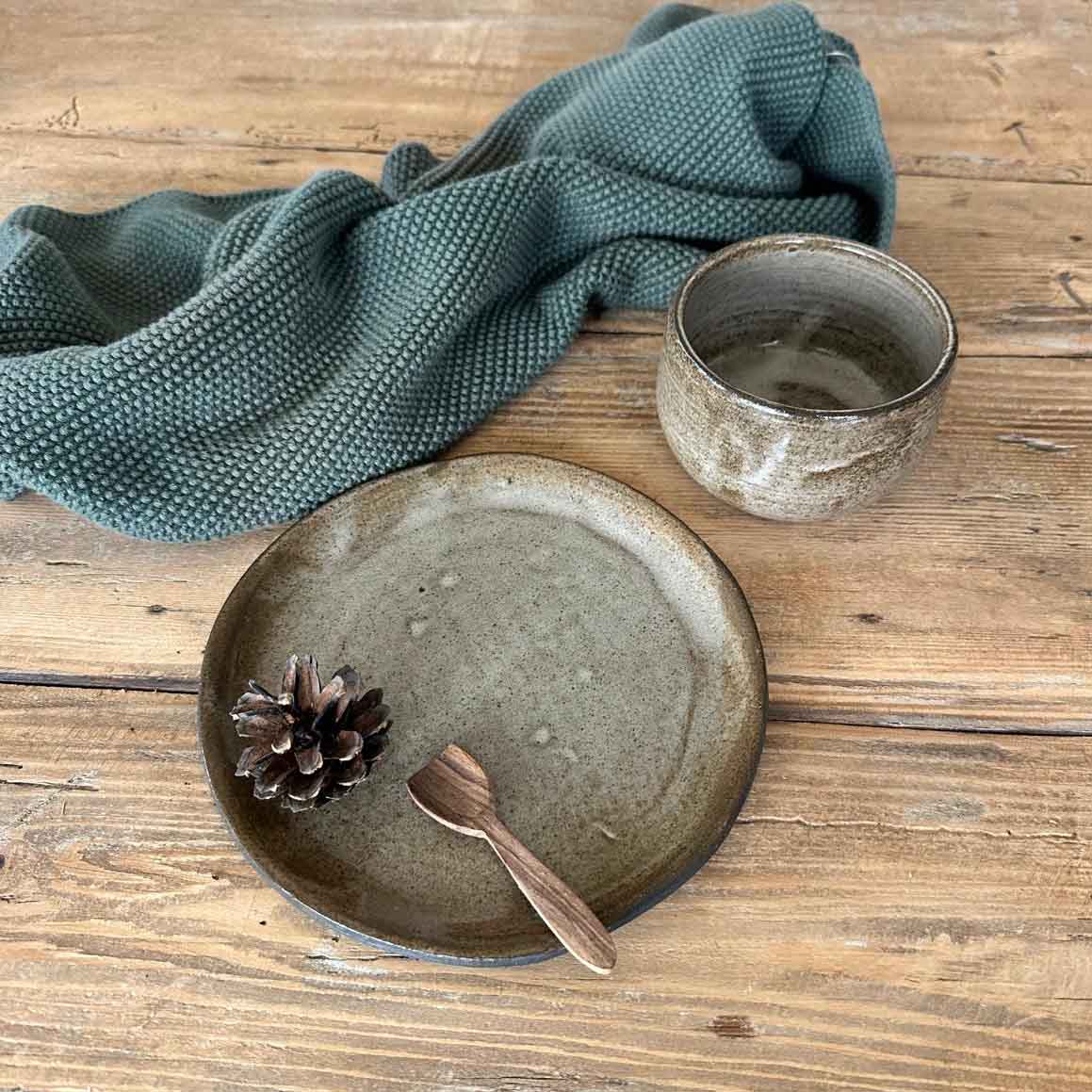 Nahaufnahme der lebendigen Glasurstruktur in braun-weiß auf dem Becherset aus Steinzeug