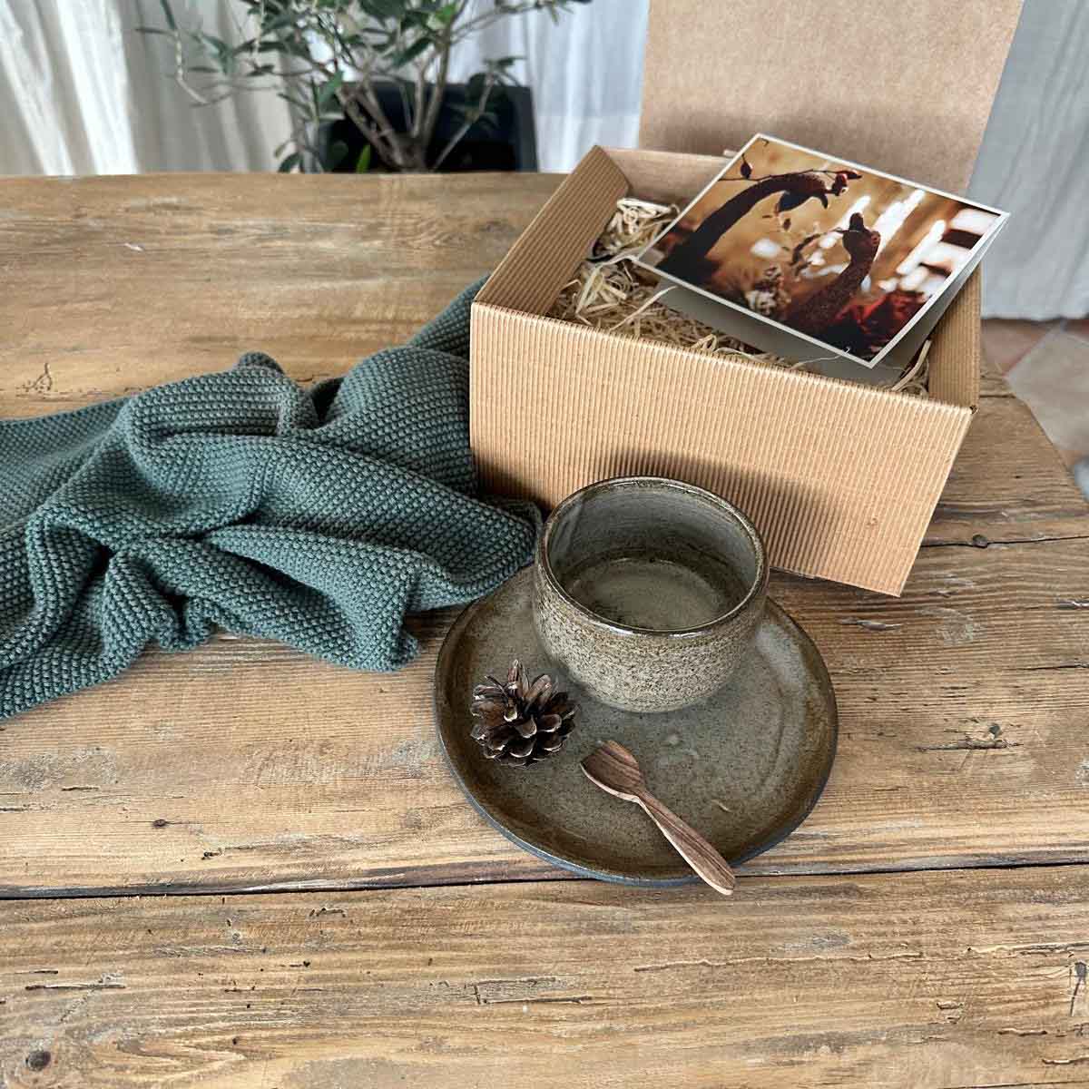 Keramikbecher in braun-weißer Optik auf passendem Teller, Geschenkidee für Kaffeeliebhaber:innen mit Geschenkverpackung