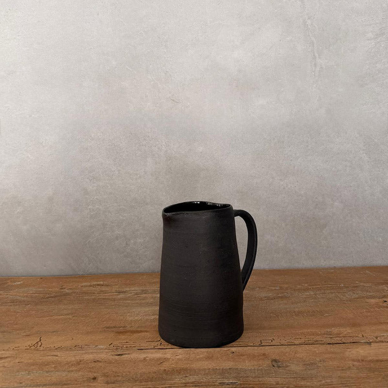 JOLO Keramikkrug handgetöpfert, H 14 cm, schwarzer unglasierter Steinzeug, eleganter Henkel