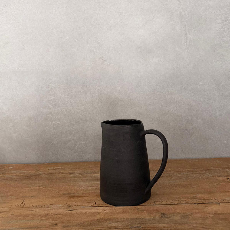JOLO Keramikkrug handgetöpfert, H 14 cm, schwarzer unglasierter Steinzeug, eleganter Henkel, auf rustikalem Holztisch, Hofkirchen OÖ​​​​​​​​​​​​​​​​