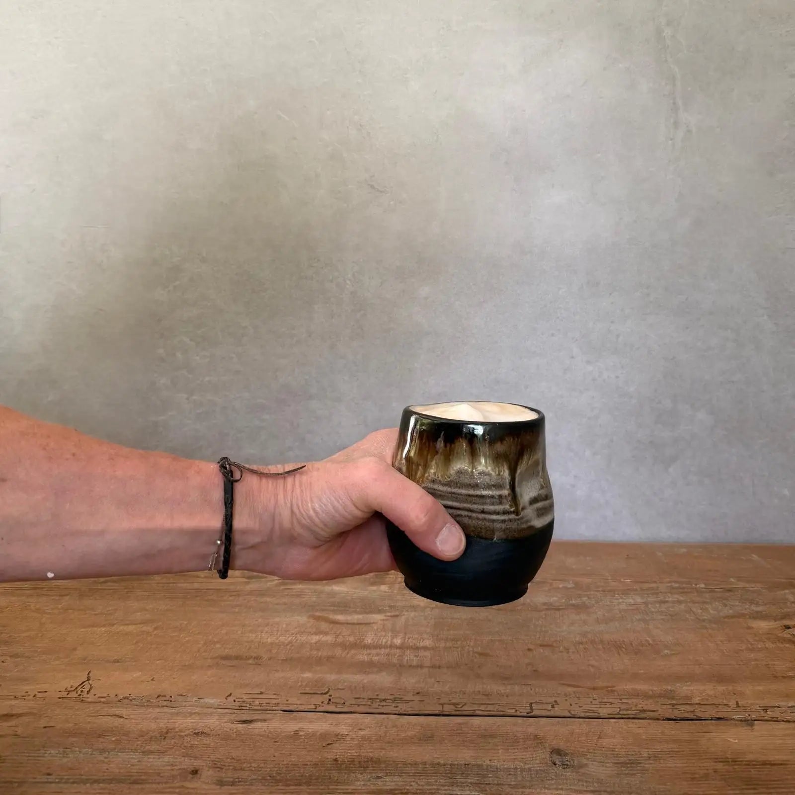 COLATA NERO - Handgemachter Steinzeugbecher mit Fingermulden