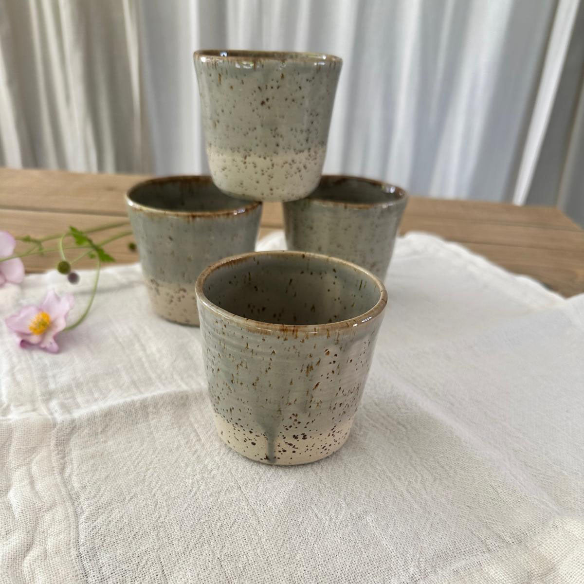 4 getöpferter Keramikbecher in grau beige