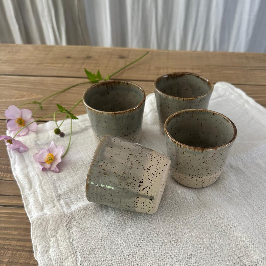 4 getöpferter Keramikbecher in grau beige