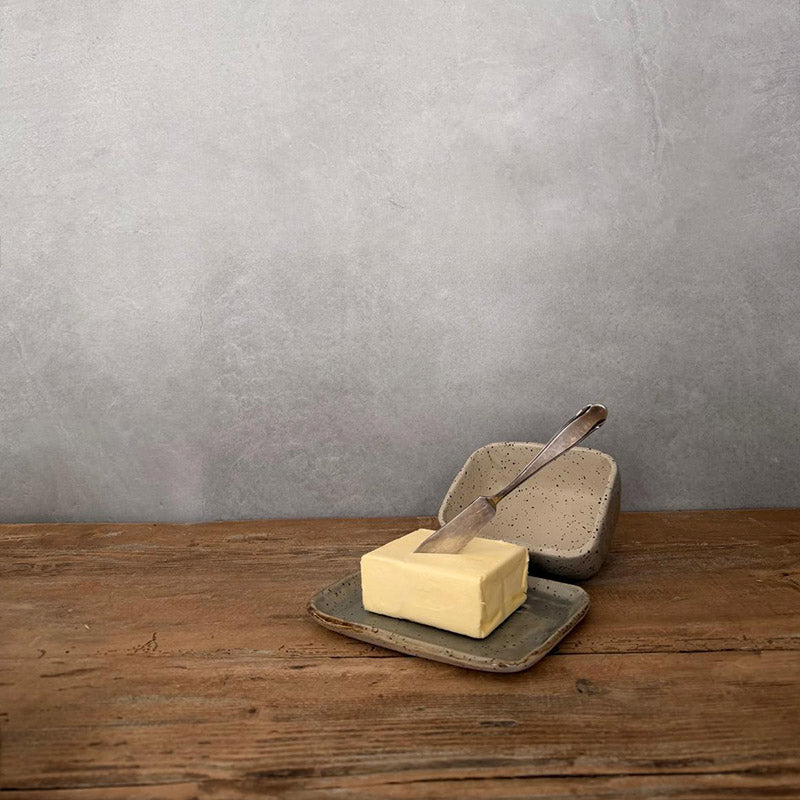 Geöffnete Butterdose BOHEMIAN Grey, eckige Unterplatte und Deckel mit Knauf