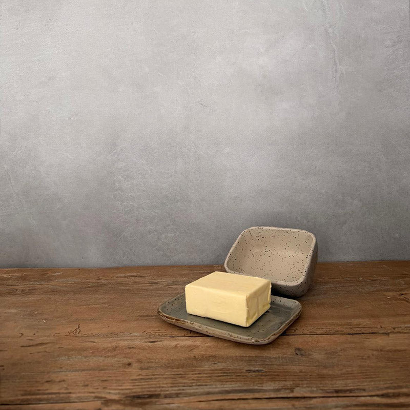 Geöffnete Butterdose BOHEMIAN Grey mit Butterstück 250 g, eckige Unterplatte