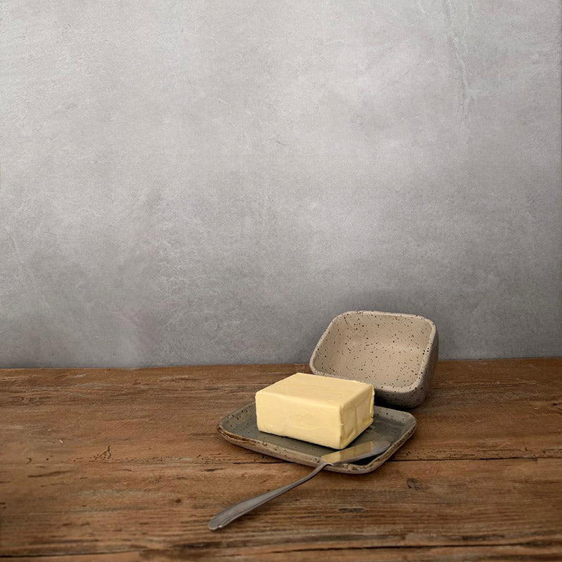 Geöffnete Butterdose BOHEMIAN Grey, eckige Unterplatte mit Butterstück 250 g und Buttermesser sowie Deckel mit Knauf 
