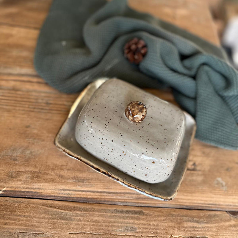 Handgemachte Butterdose aus Steinzeug, grau gesprenkelt, rechteckige Platte