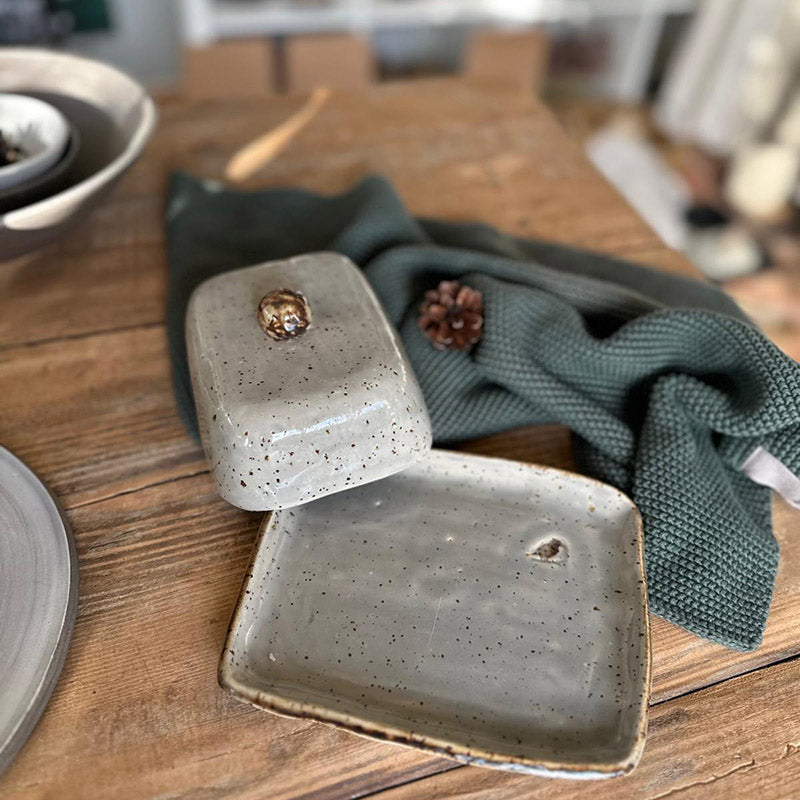 Geöffnete Butterdose BOHEMIAN Grey, eckige Unterplatte und Deckel mit Knauf