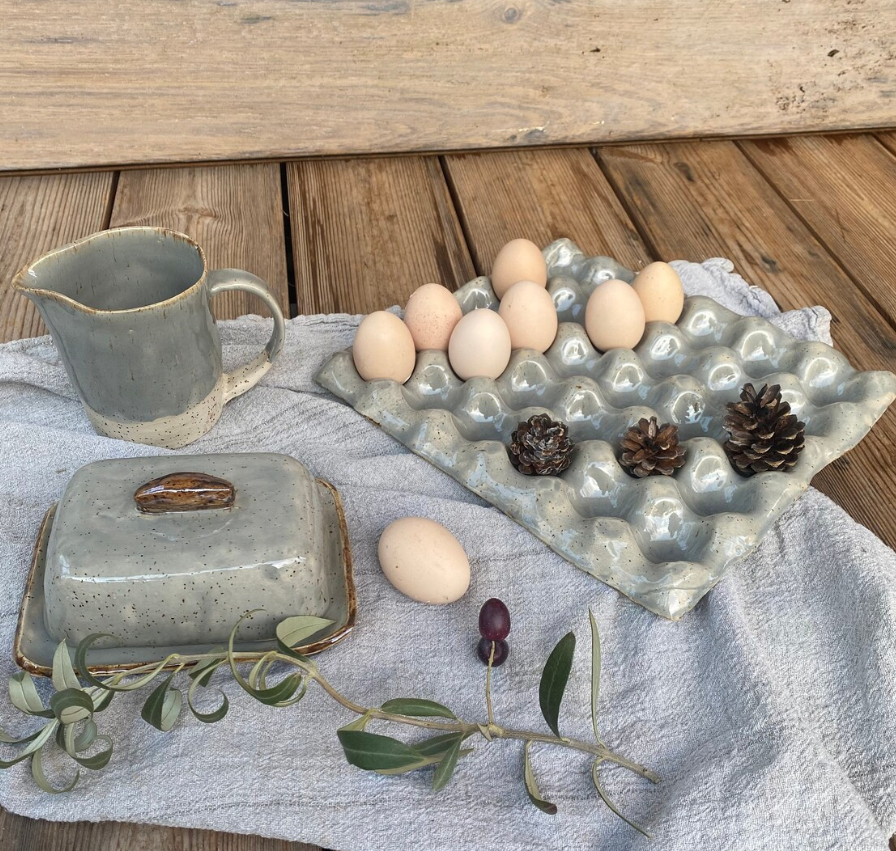 Butterdose eckig aus Keramik, Farbe Grau mit braunem Rand, am Foto mit Eierablage und Milchkaennchen