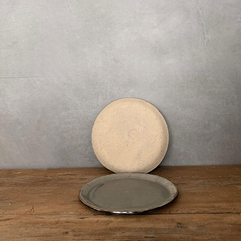 Vorder- und Rückseite Dessertteller aus der Keramikgeschirrserie BOHEMIAN Grey