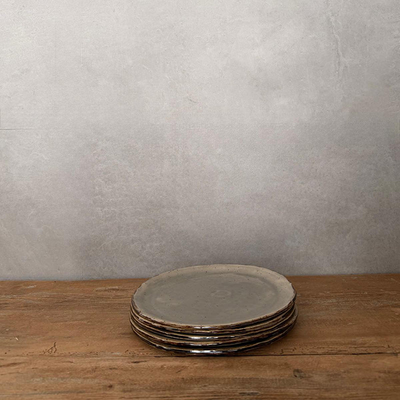 Stapel von Dessertteller aus der Keramikgeschirrserie BOHEMIAN Grey