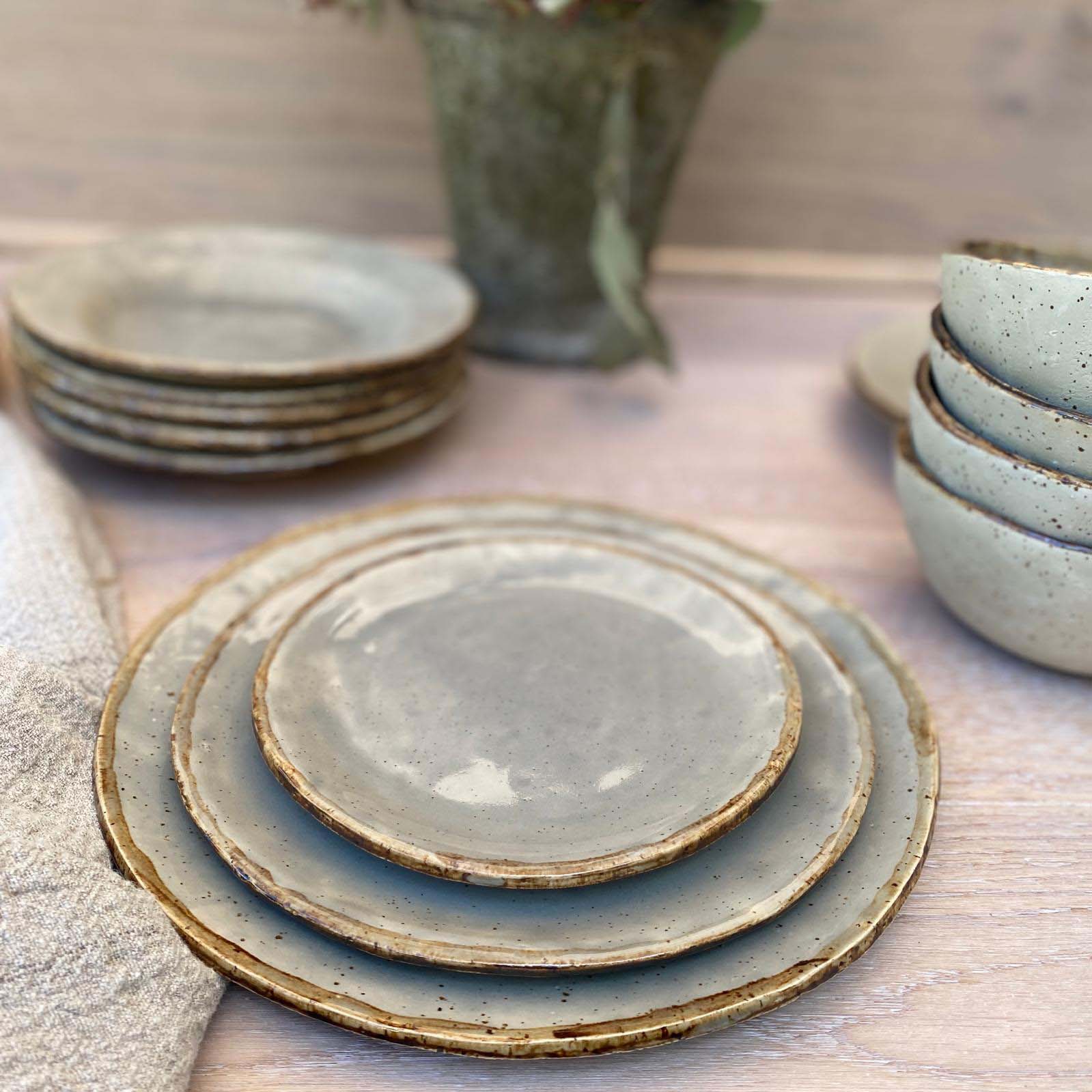 Geschirr aus der Serie BOHEMIAN Grey von FRANZART Keramik