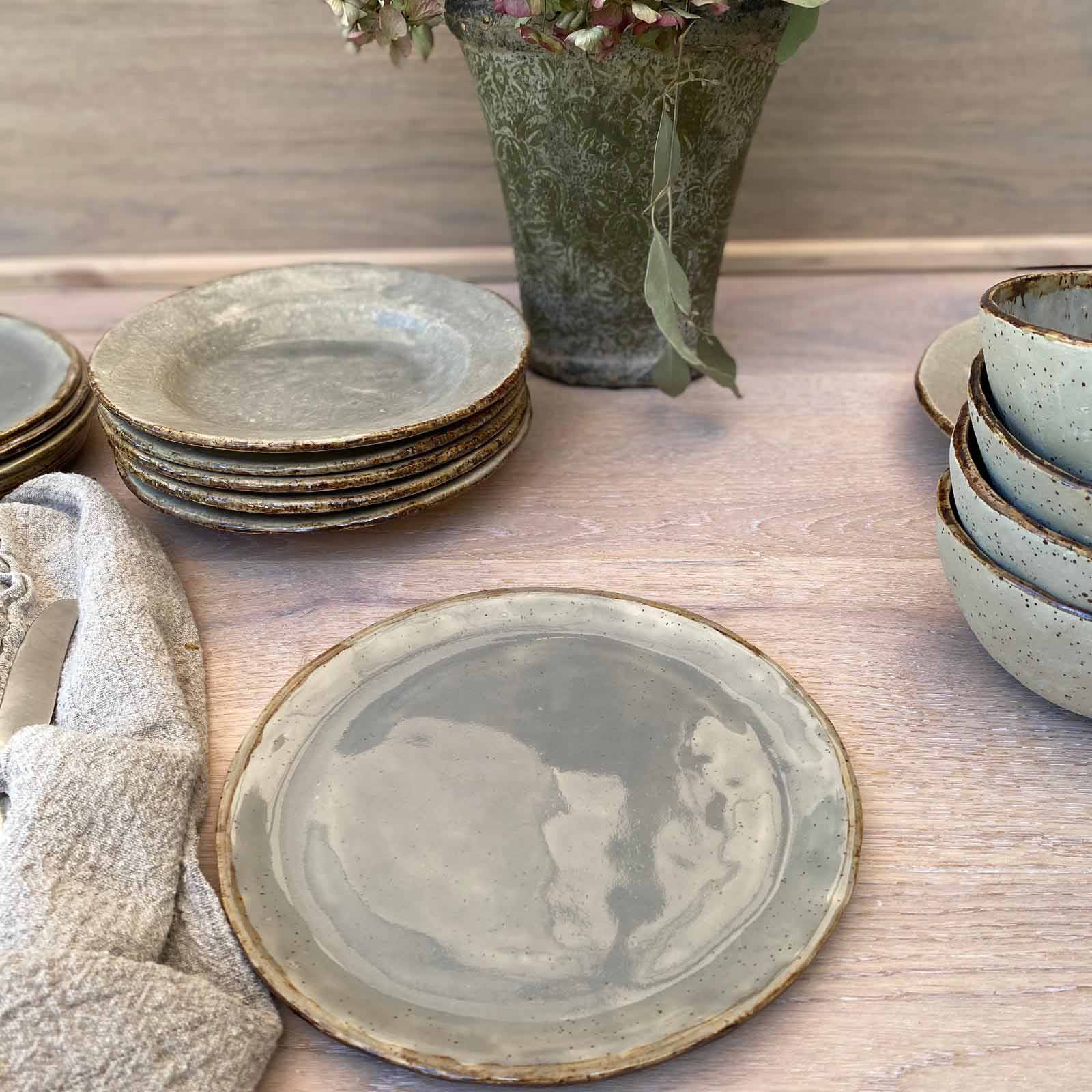 Geschirr aus der Serie BOHEMIAN Grey von FRANZART Keramik