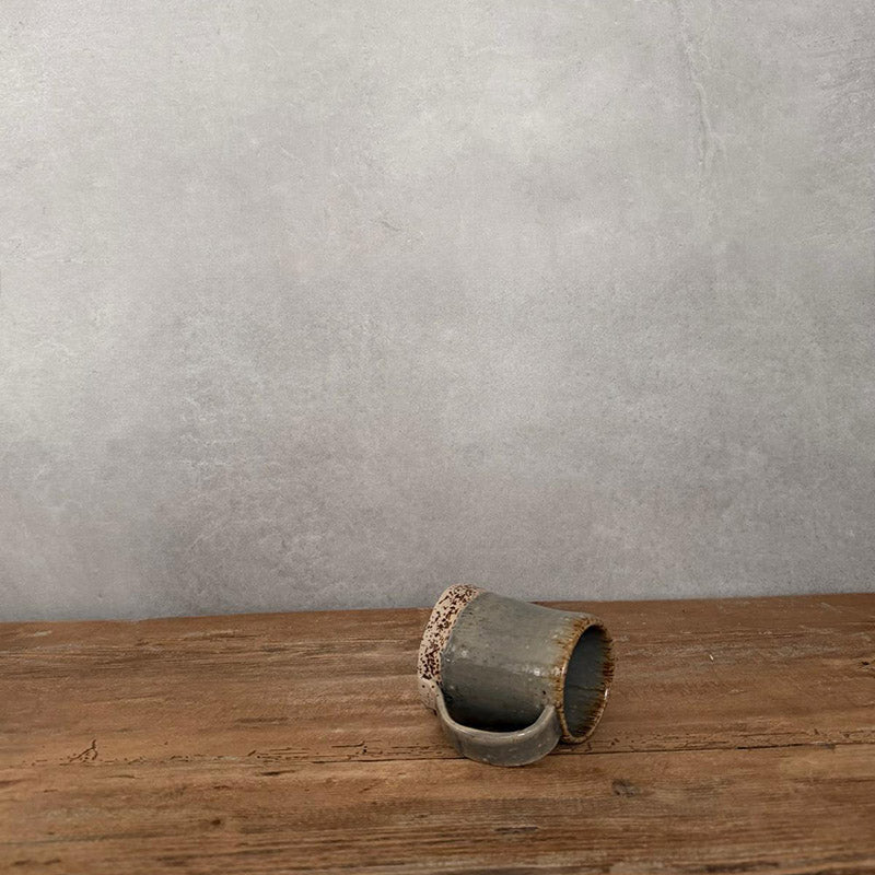 Seitlich liegender Keramikbecher mit Henkel in BOHEMIAN Grey von FRANZART Keramik