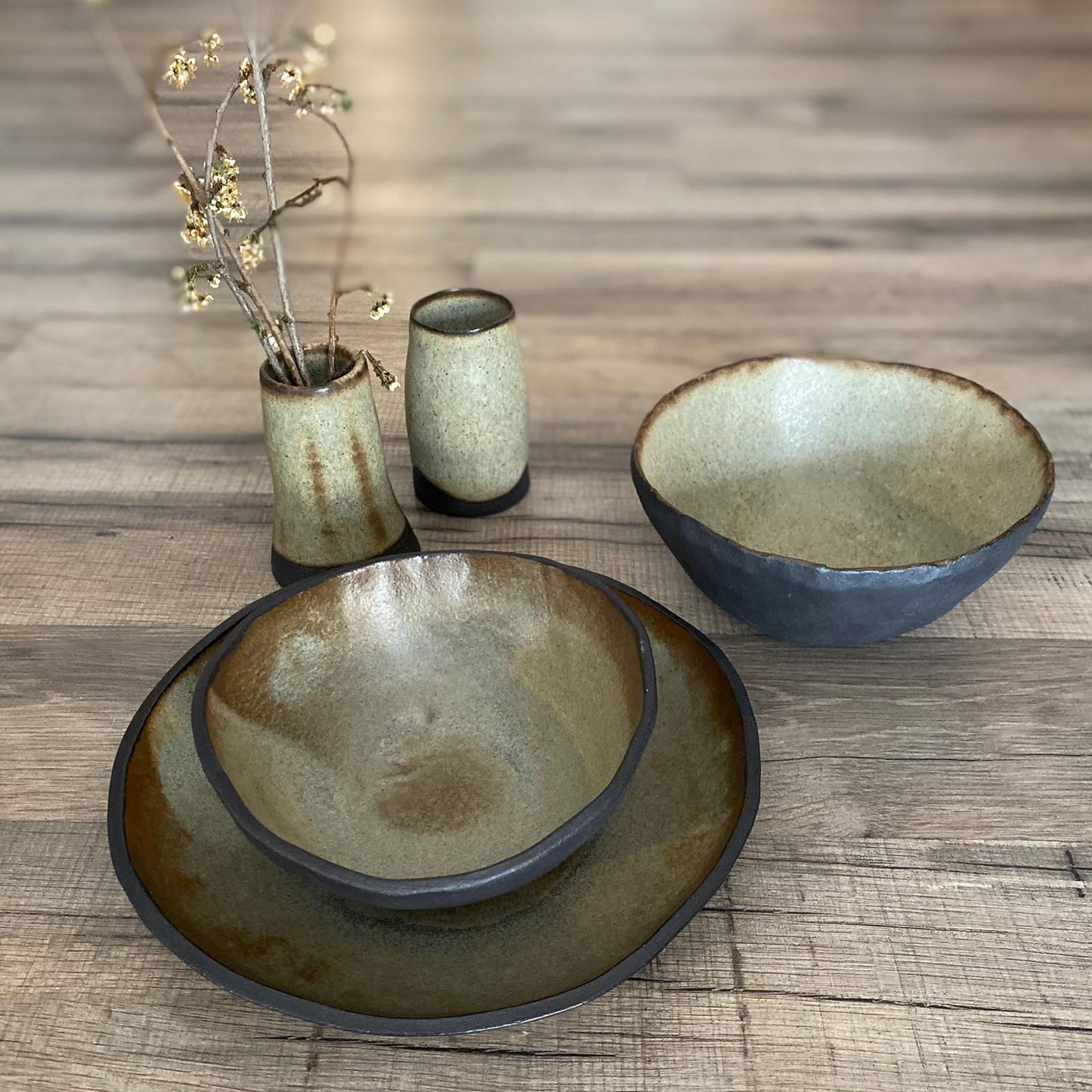 Keramik-Bowl, Fassungsvermögen 500 ml, scharzer Ton, Außenseite unglasiert, Gebrauchsseite matte, graubeige Glasur