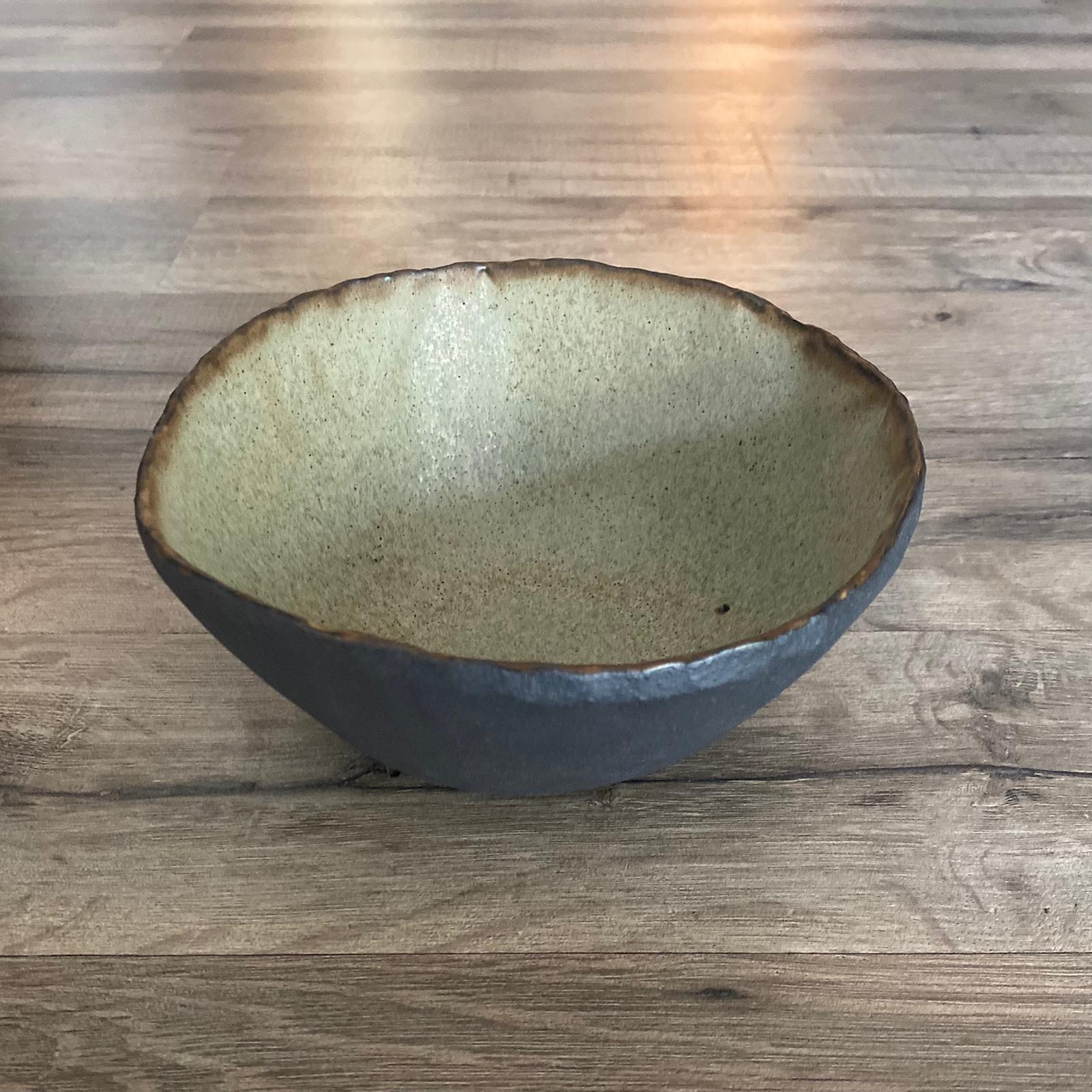 Keramik-Bowl, Fassungsvermögen 500 ml, scharzer Ton, Außenseite unglasiert, Gebrauchsseite matte, graubeige Glasur