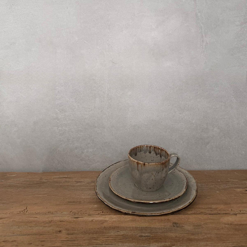 Keramikgeschirr, Bohemian Grey, Dessertteller, Kaffeetasse und Untertasse auf Holztisch