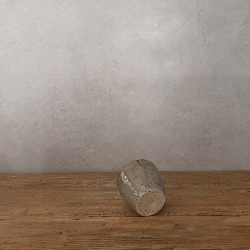 Keramiktasse, Fassungsvermögen 200 ml, grau mit braunem Rand, Ansicht auf die Unterseite