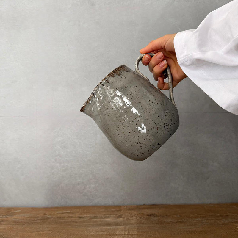 KeramikkrugBOHEMIAN Grey schräg gehalten, Grau mit braunem Rand