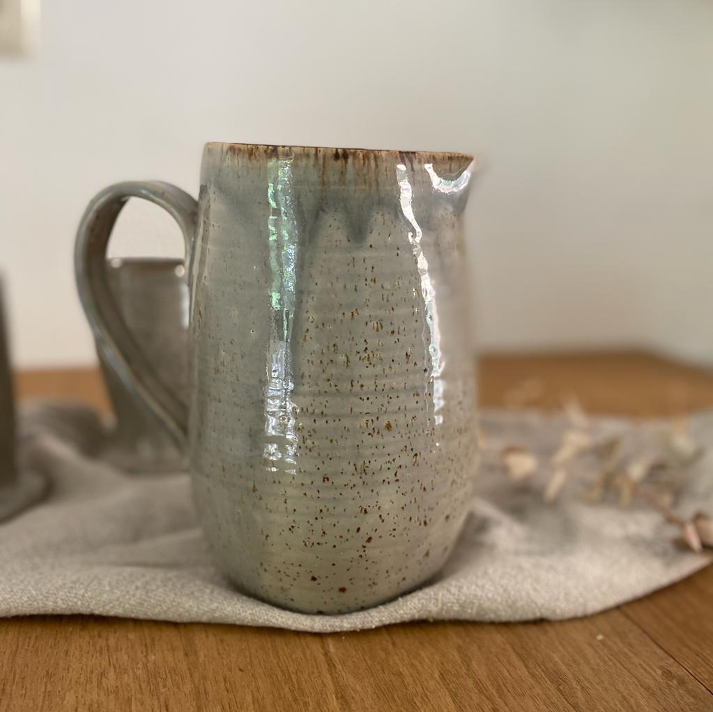 Keramikkrug, Höhe 18 cm, Grau mit braunem Rand