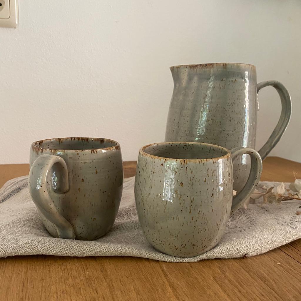 Keramikkrug, Höhe 18 cm, Grau mit braunem Rand, am Foto mit passenden Henkelbechern