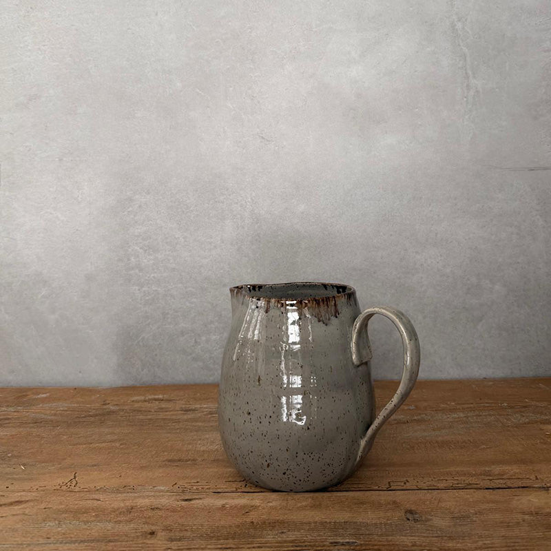 Keramikkrug BOHEMIAN Grey, Höhe  ca. 17 cm, Grau mit braunem Rand, Ansicht seitlich.