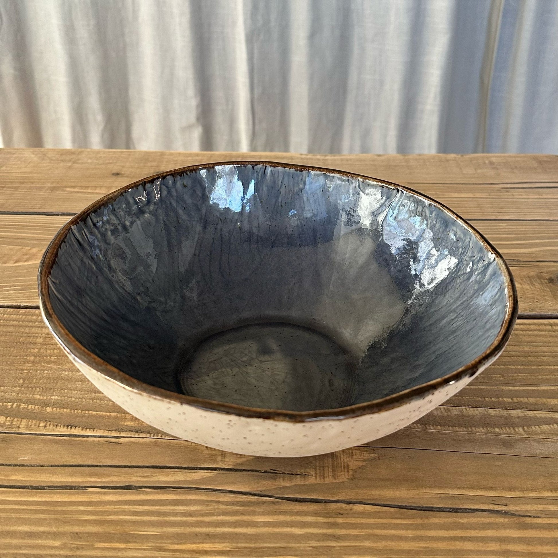 Salatschüssel auf einem Holztisch, Bohemian Blue