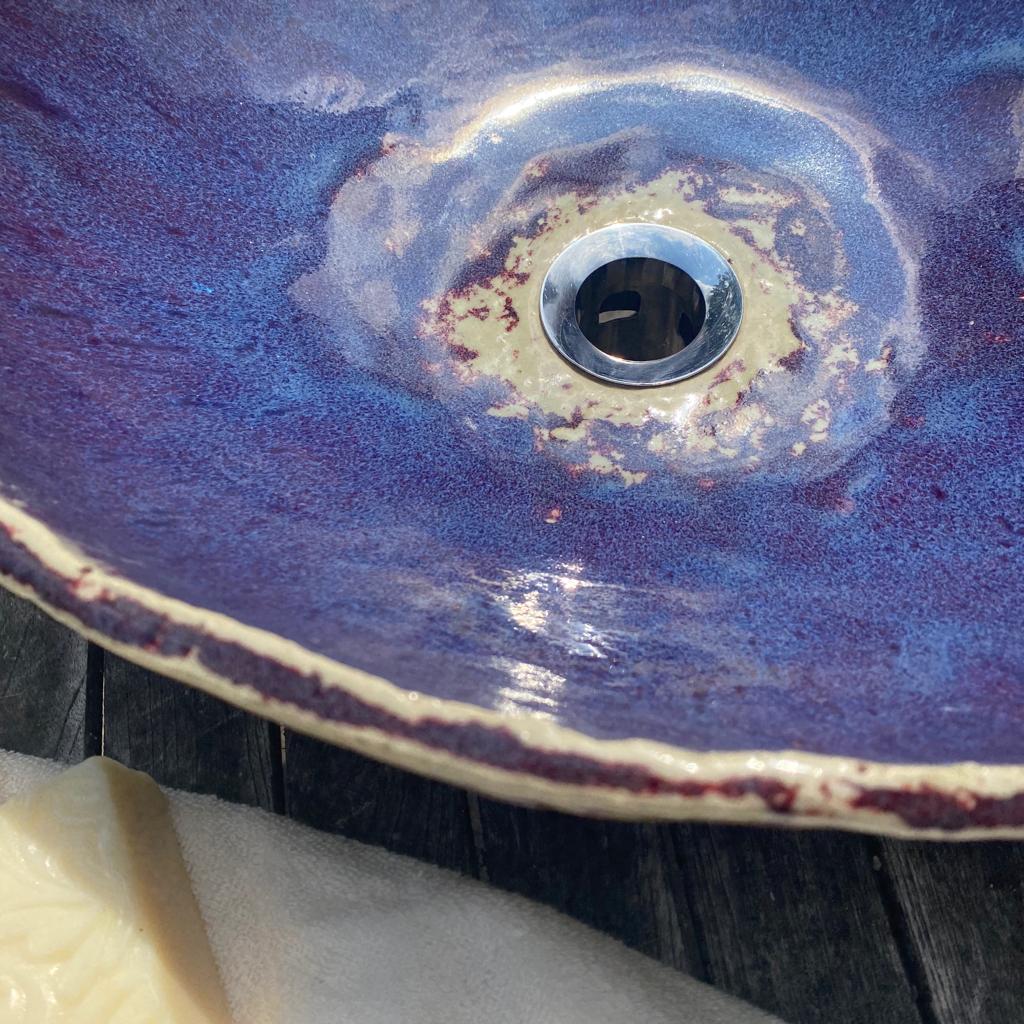Keramikwaschbecken in der Farbe Chinarot, Bordüre auf der Außenseite, Durchmesser 42 cm
