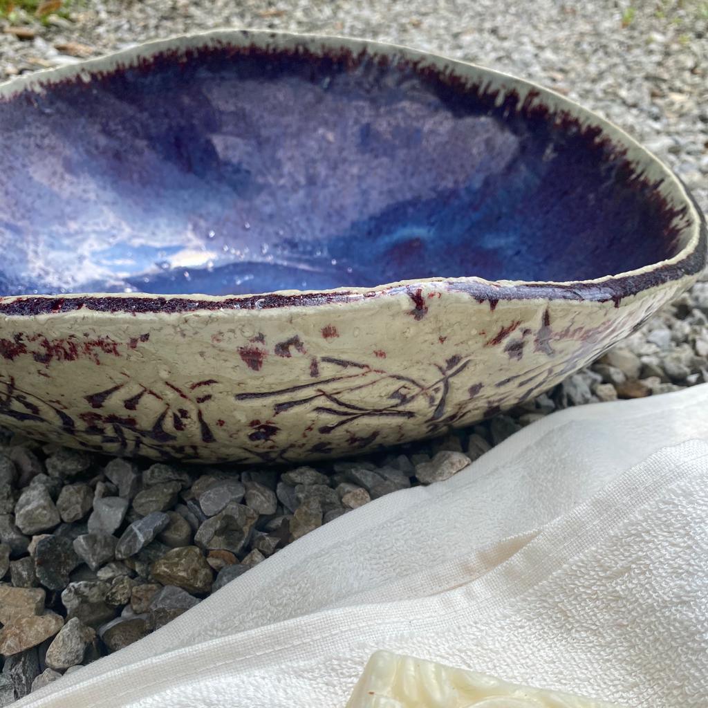 Keramikwaschbecken in der Farbe Chinarot, Bordüre auf der Außenseite, Durchmesser 42 cm