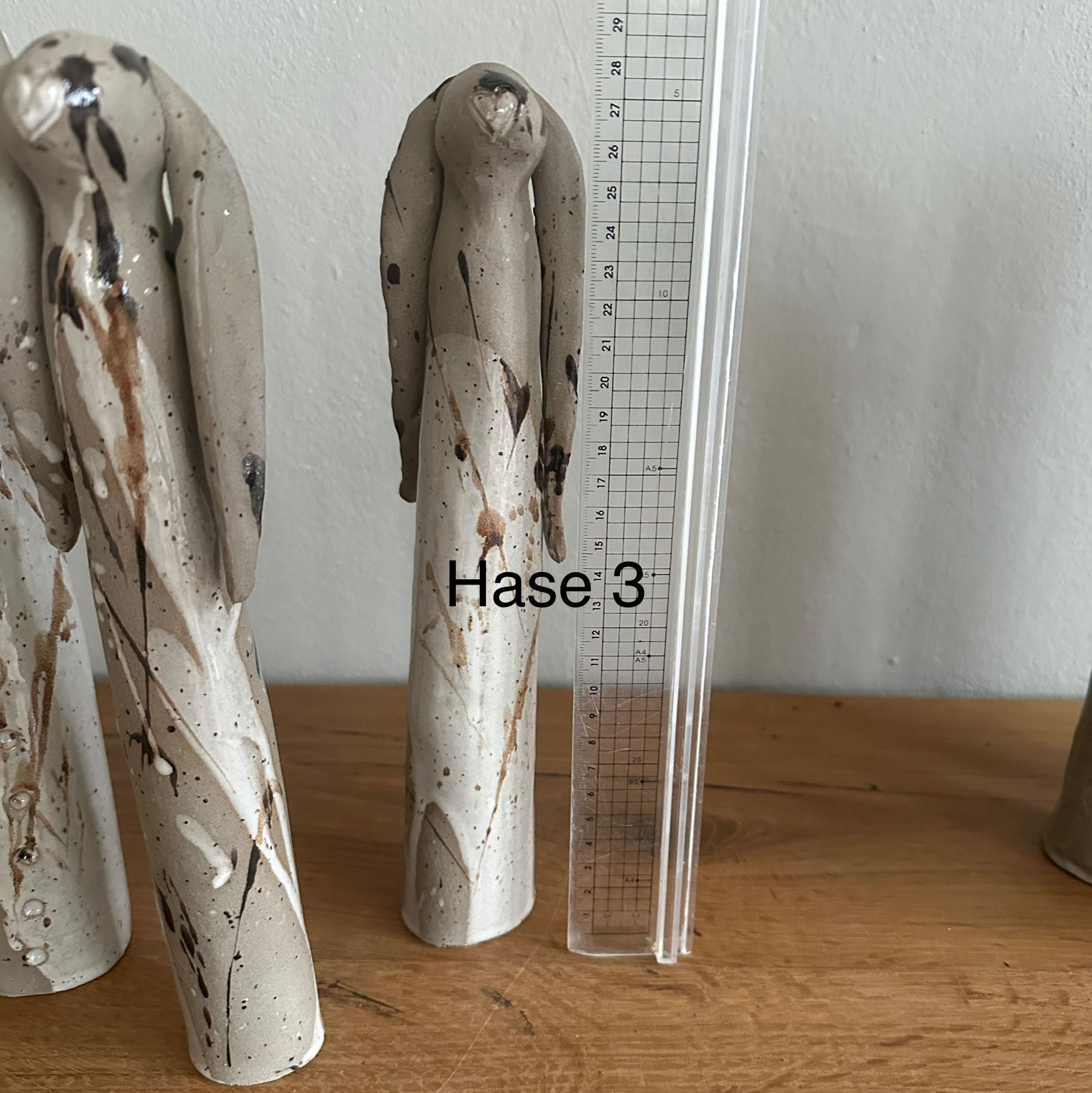 Keramikosterhasen, grau mit weiss-schwarzer Glasur und Herzmund, Hase 3