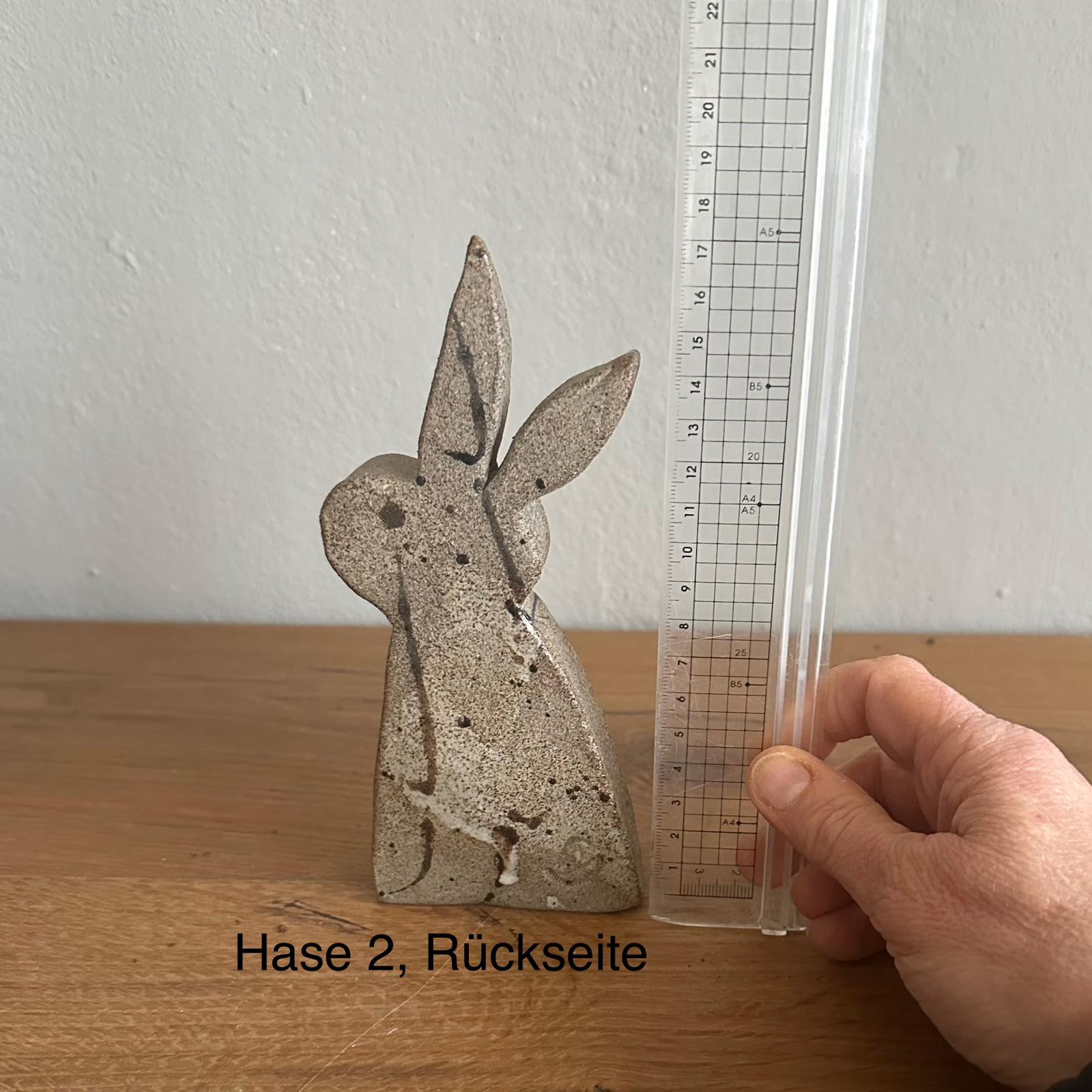 Keramikosterhasen in grau-weiss-schwarz und stehenden Ohren, Rückseite