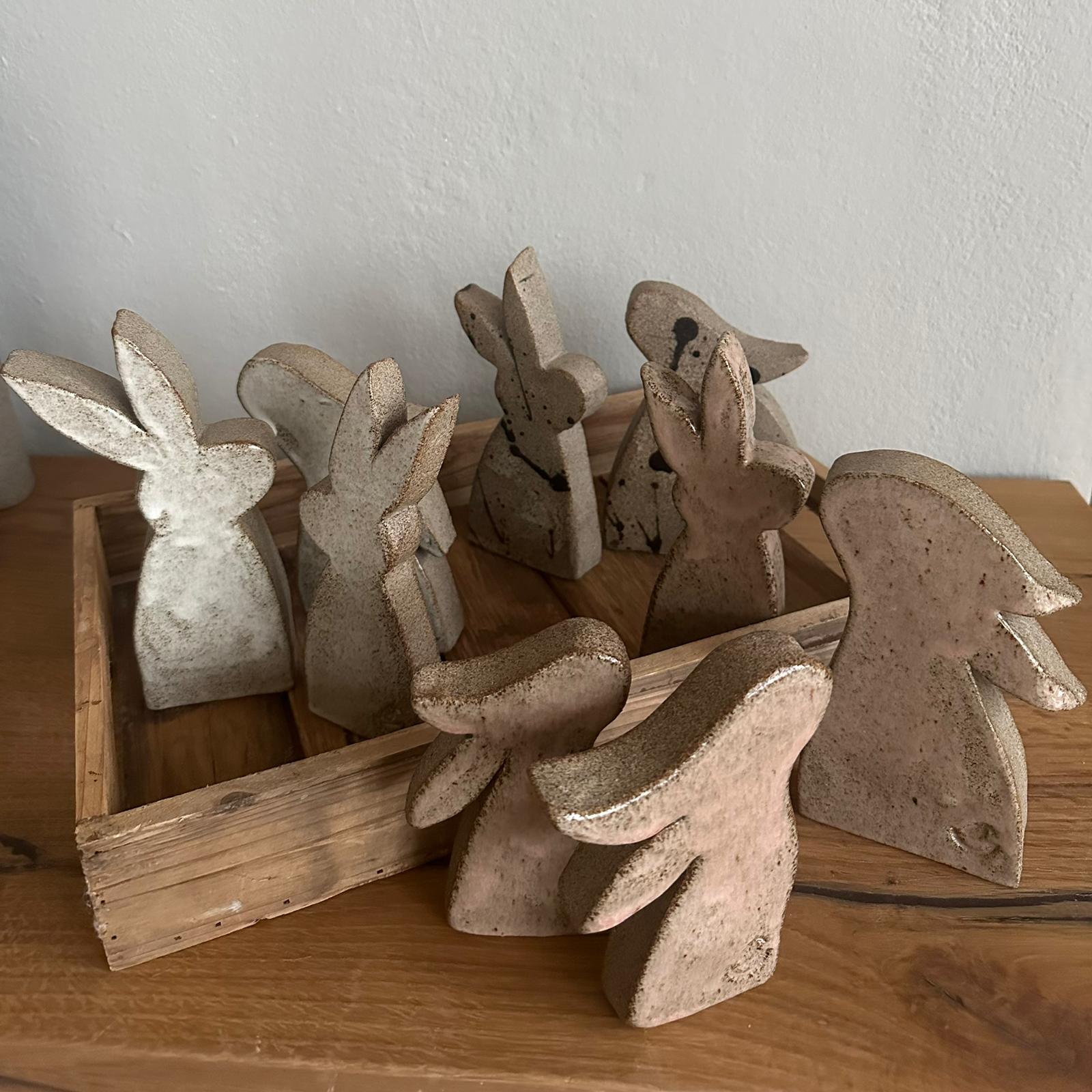 Keramikosterhasen mit verschiedenen Glasuren