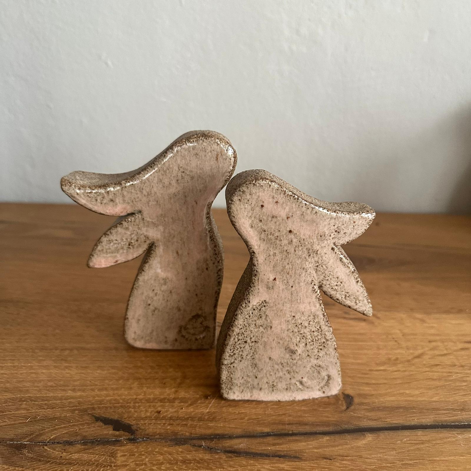 2 Keramikosterhasen in rosa/grau mit hängenden Ohren