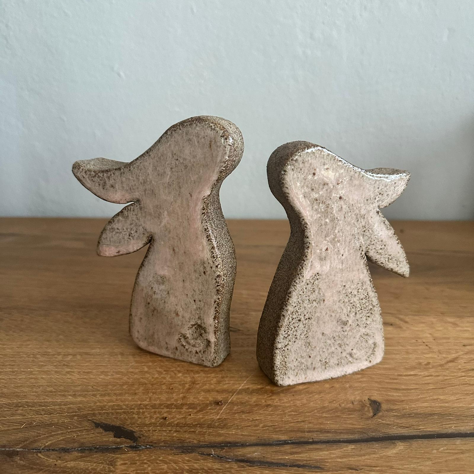 2 Keramikosterhasen in rosa/grau mit hängenden Ohren
