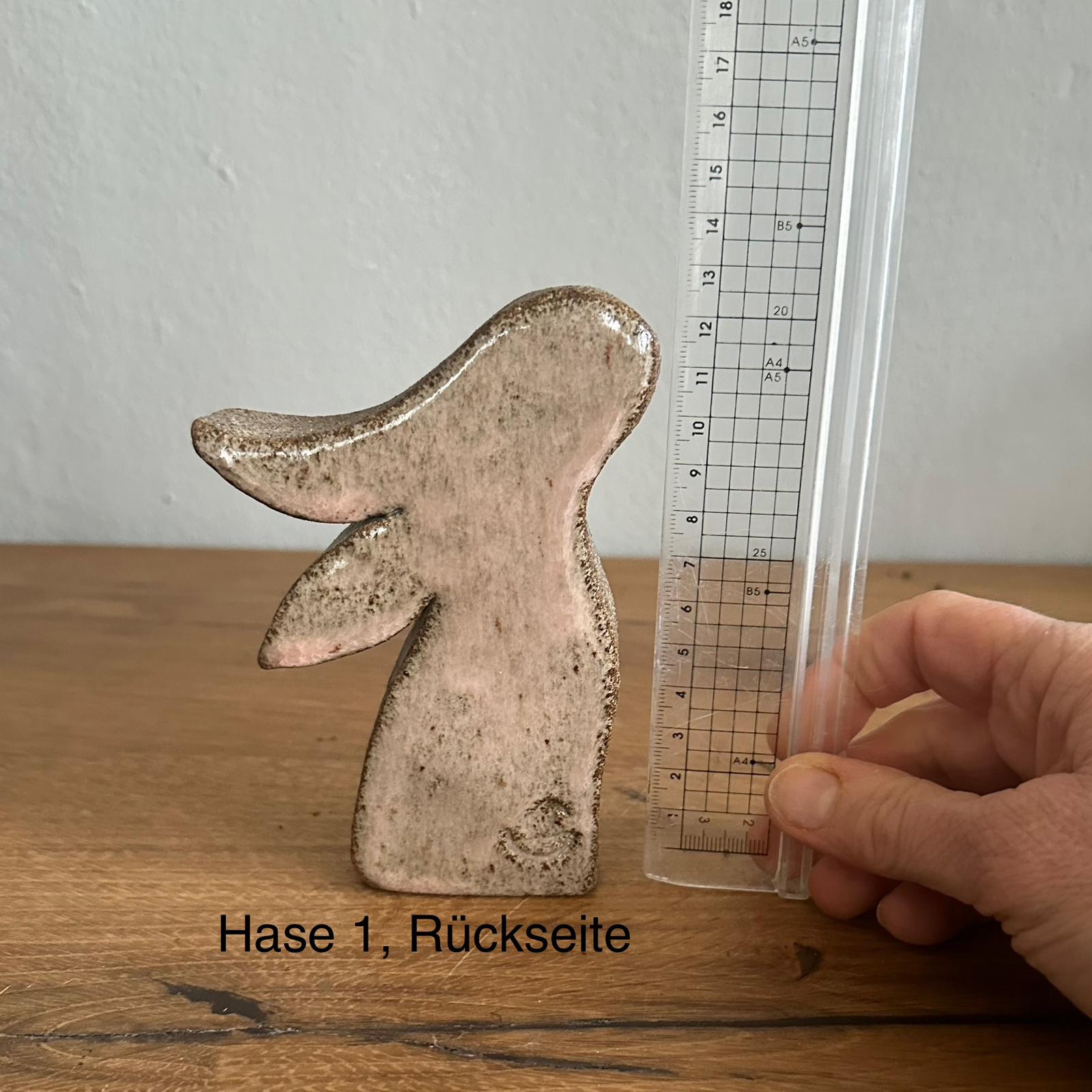 Keramikosterhase 1 in rosa/grau mit hängenden Ohren, Rückseite