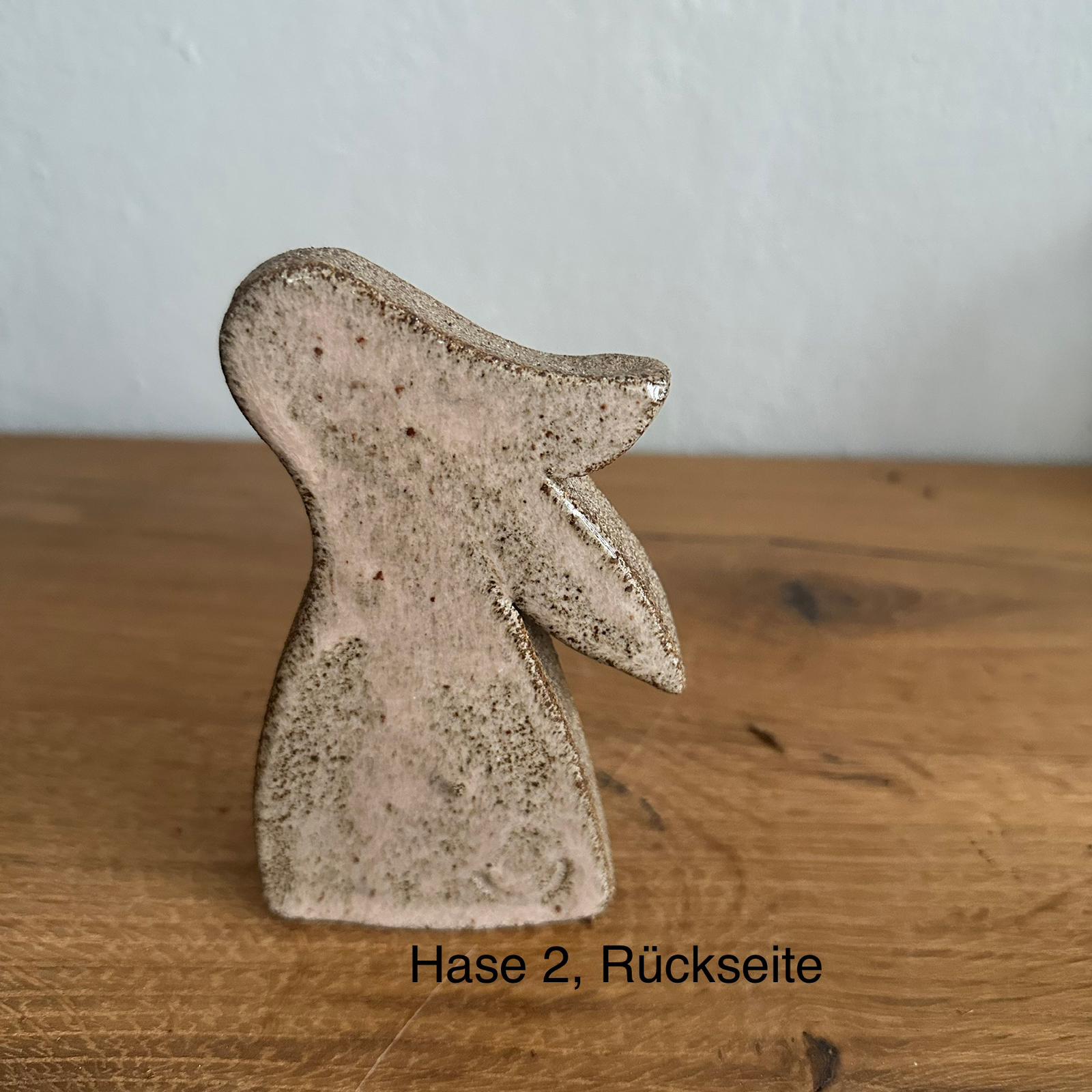 Keramikosterhase 2 in rosa/grau mit hängenden Ohren, Rückseite