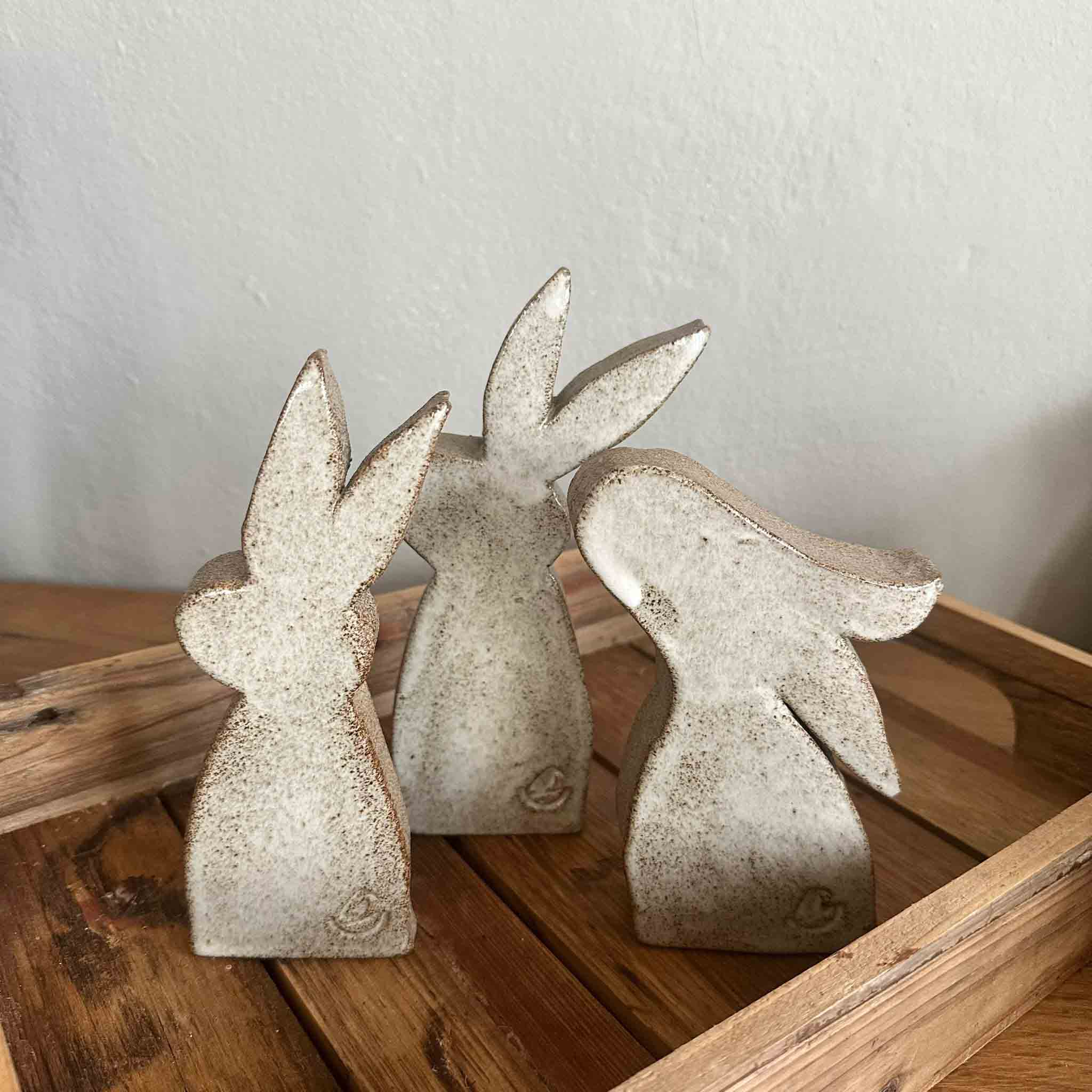 Keramikosterfiguren in weiß/ grau