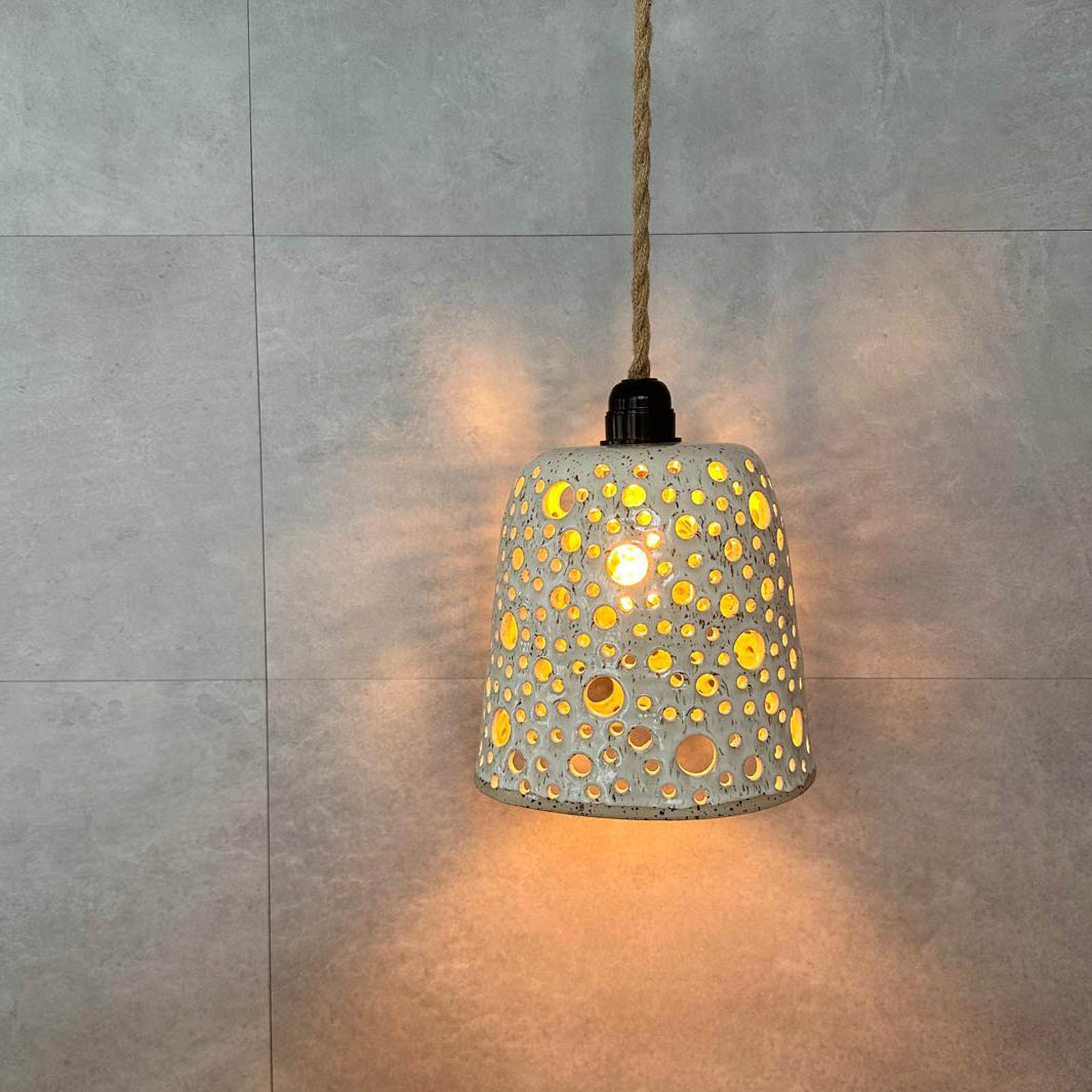 Hohe BOHEMIAN White Loch-Lampe aus Keramik, Ø 16 cm, H 20 cm, Sternenmuster-Lichtspiel