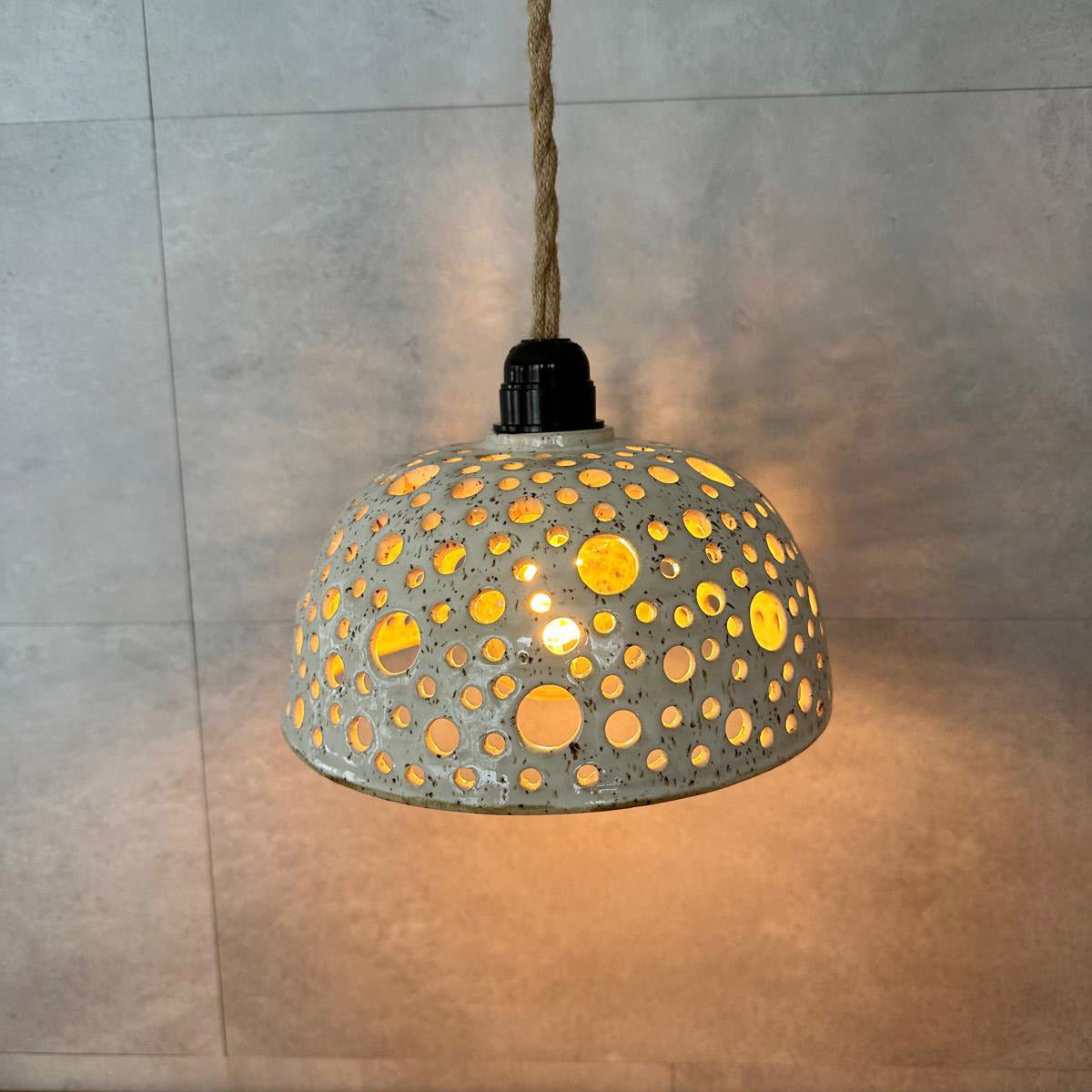 BOHEMIAN White Loch-Lampe Ø 23 cm Keramik, warmes Musterlicht, Retro Bakelit-Fassung schwarz