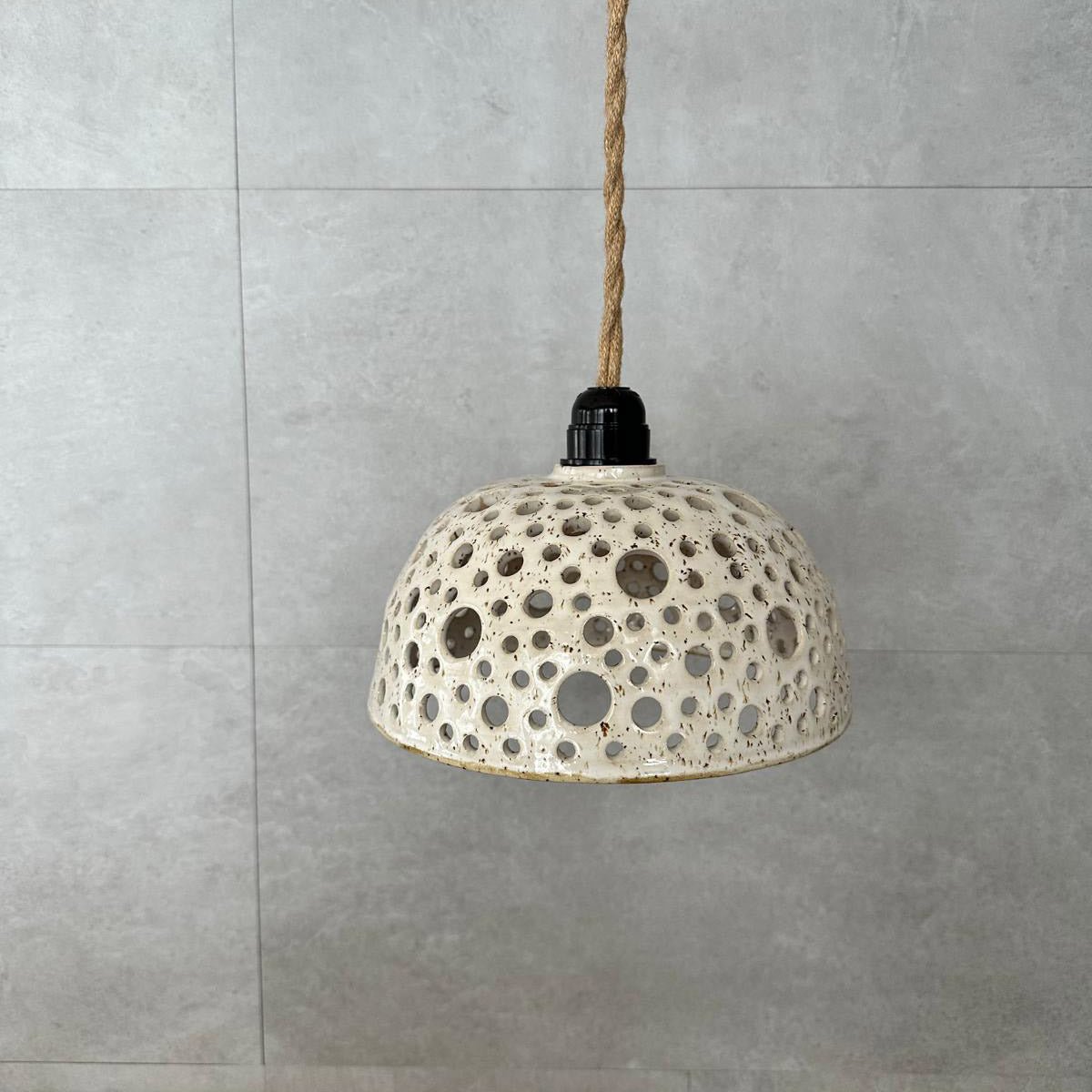 Keramikschirm mit Lochmuster, Ø 23 cm, BOHEMIAN White, anschlussfertige Pendelleuchte