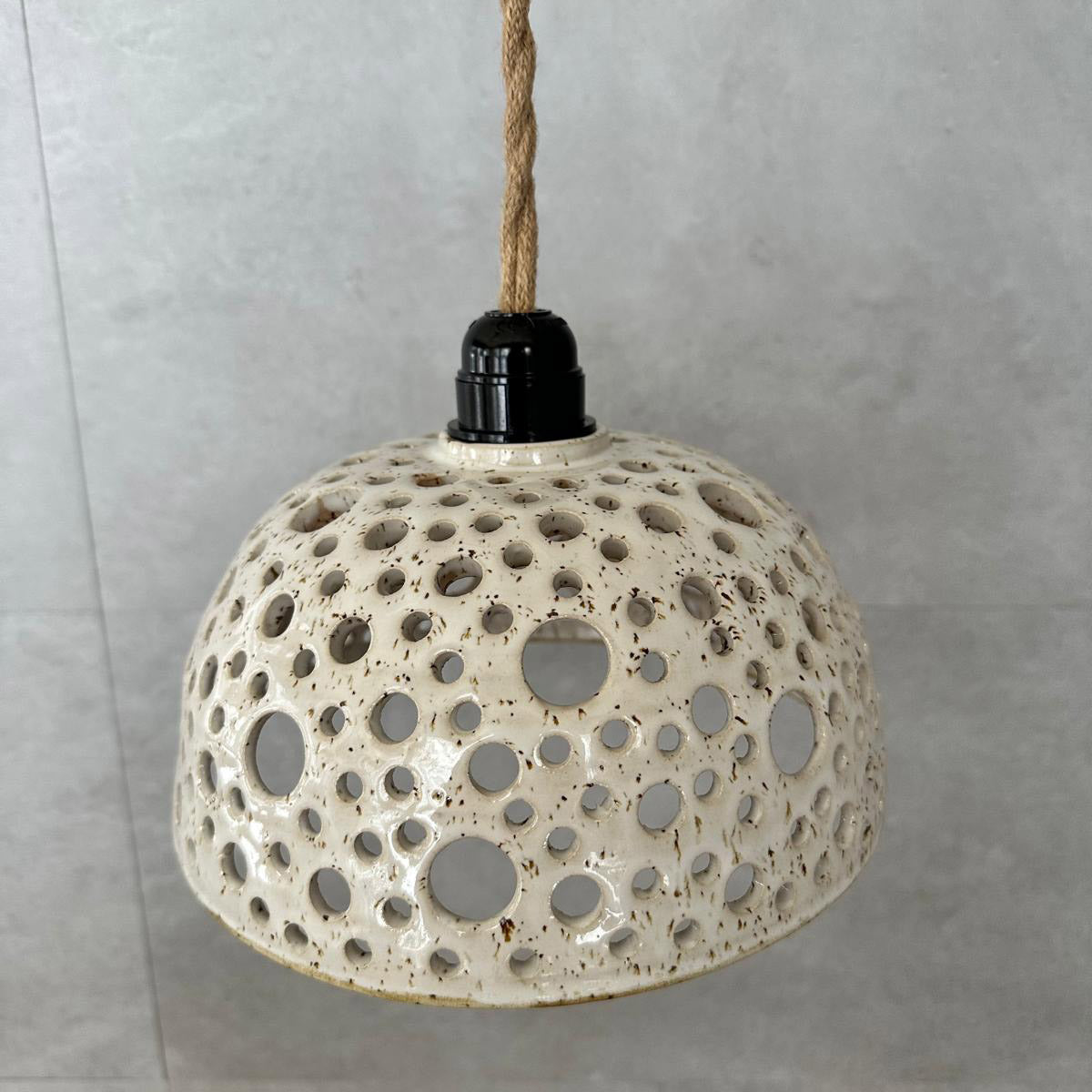 Handgefertigte Keramiklampe Ø 23 cm, Lochstruktur, Textilkabel natur, Vintage-Look