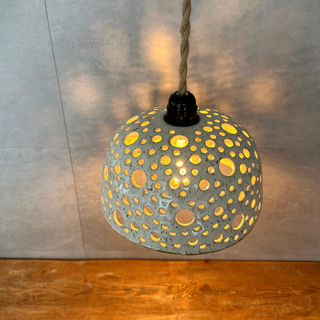 BOHEMIAN White Loch-Lampe Ø 23cm, H 14 cm, Keramikschirm mit Sternenmuster-Lichtspiel