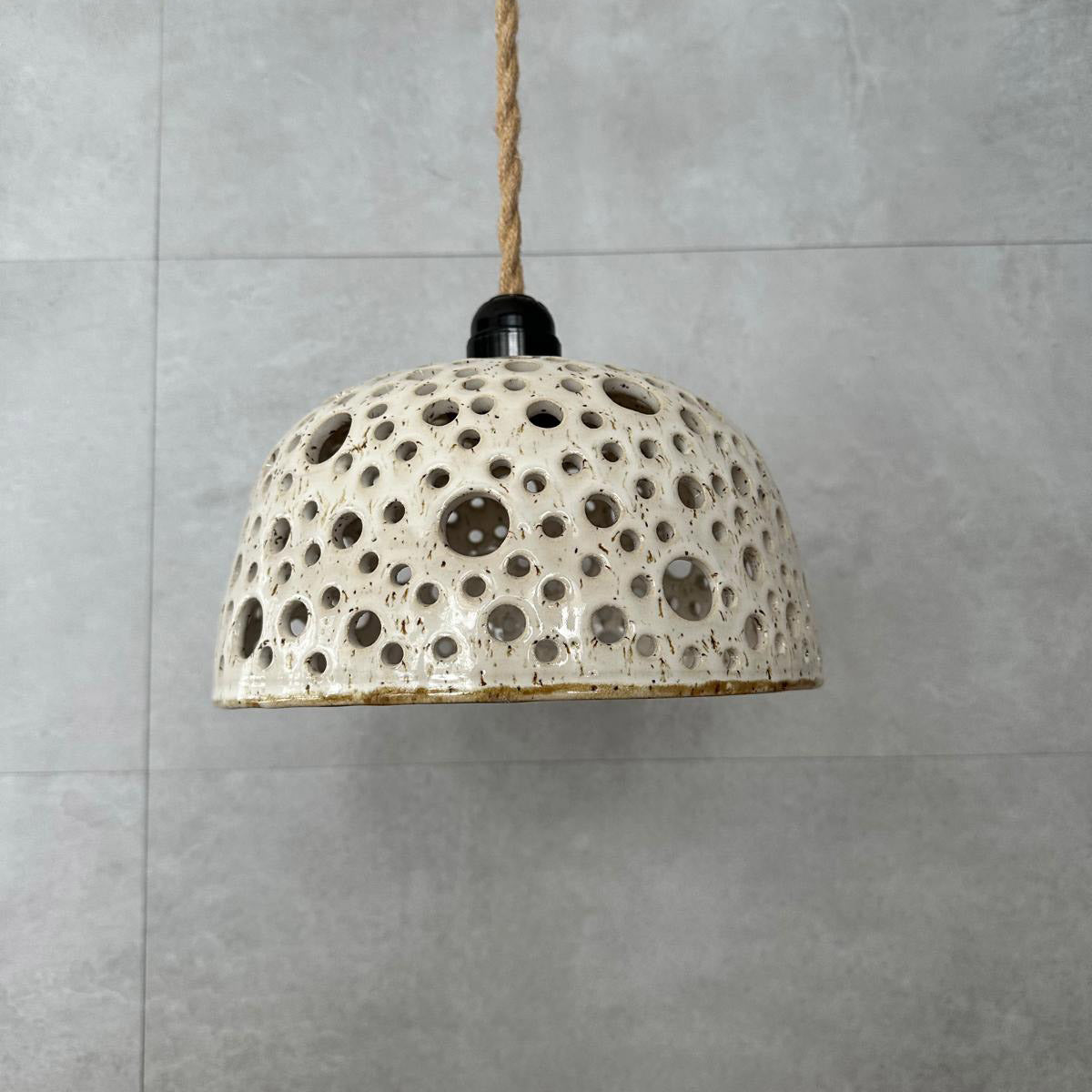 Hängelampe aus Steinzeug, Lochmuster, elegante Proportion, Retro Bakelit schwarz